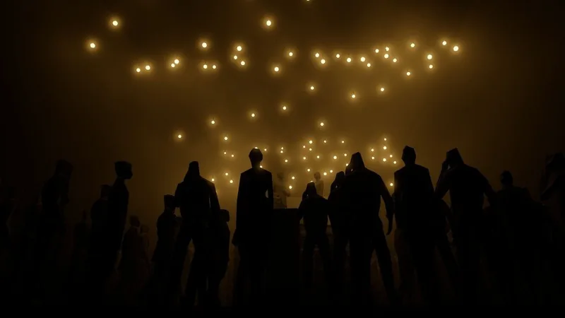 Siluetas de intérpretes a contraluz entre la niebla